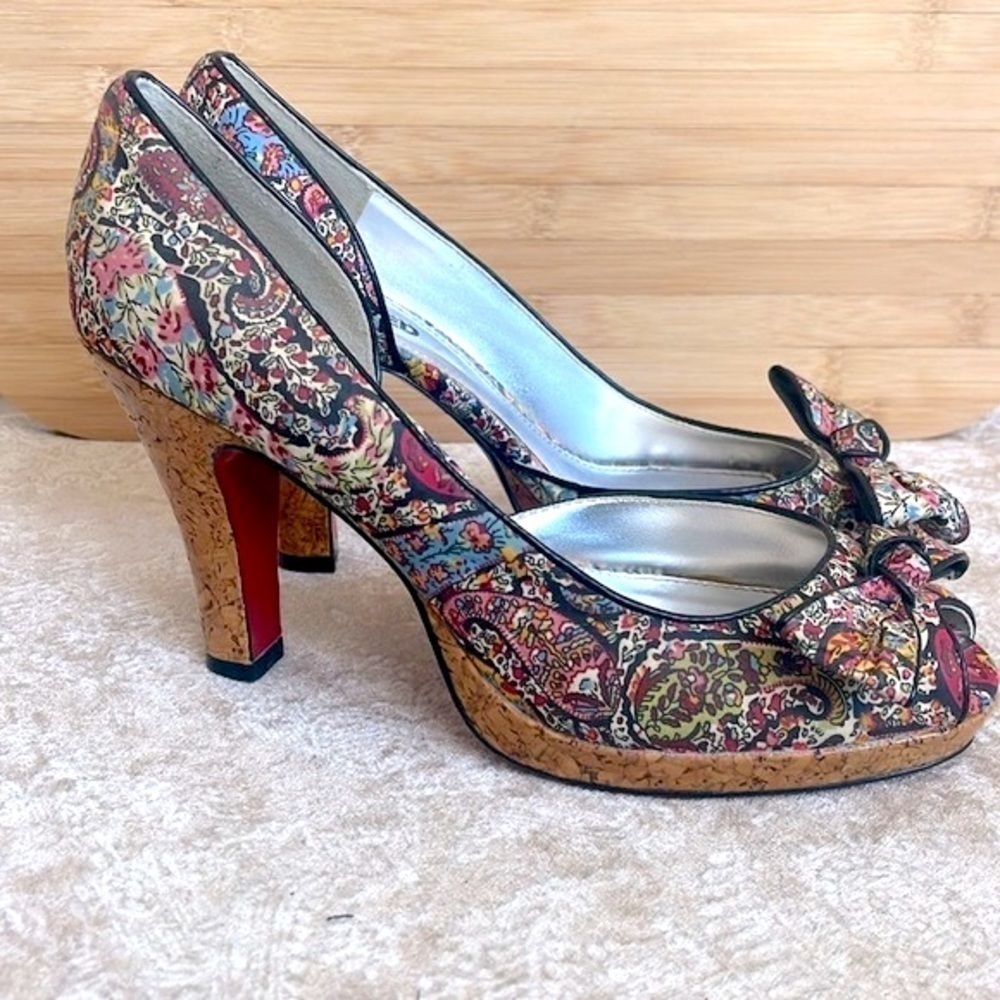 Unlisted Kenneth Cole Paisley Print Cork Heels Peep Toe Pumps Bows Leather Sole - Picture 8 of 15